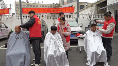 孝昌：学雷锋做志愿 便民服务解民忧