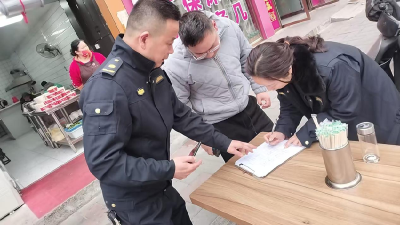 孝昌城管开展禁用高污染燃料宣传  
