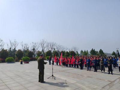 清明祭扫高峰 烈士陵园成为红色教育主阵地