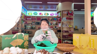 网络中国节·端午丨孝感孝昌：直播间里包粽忙 线上粽叶“云”飘香
