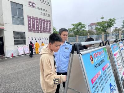 孝昌交警进校园、企业开展交通安全普法宣传活动