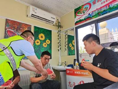 孝昌：“高温纳凉点”为司乘撑起夏日“清凉伞”