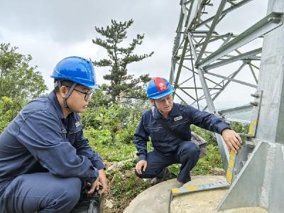 高温下的坚守：电力巡检为京广高铁“保电护航”
