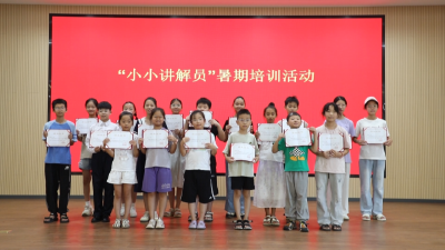 暑假充电新方式！孝昌少年化身“历史翻译官”点亮红色地标