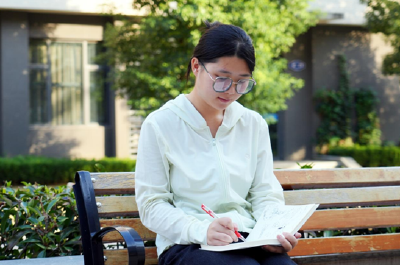 00后美女大学生用AI赋能家风乡愁