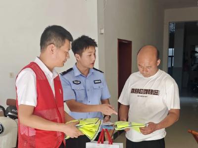 孝昌季店：政警联合开展“交通安全进商户”活动