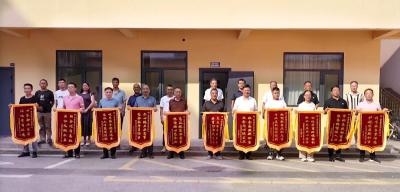 集体致谢！十一面锦旗映初心