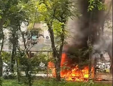 北京一电动车充电棚突然起火，消防车被堵门外！ 