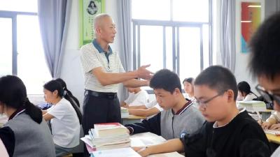 叶金泉：深山执教四十载 点亮学子出山梦 