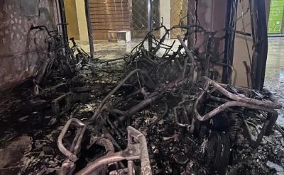 福建一小区门厅的电动自行车突发爆燃！这些地方真不能停！ 