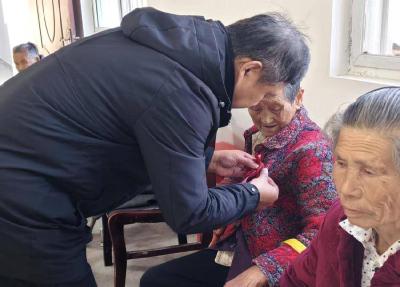 孝昌小悟：“情暖重阳”集体祝寿，弘扬敬老爱老美德