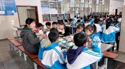 家长做 家长尝！孝昌食堂开放日暖了学生胃 安了家长心