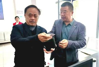 暖心！孝昌七旬退休教师拾金不昧物归原主