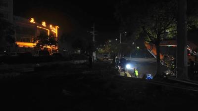 深夜施工！县供水公司争分夺秒推进管网改造