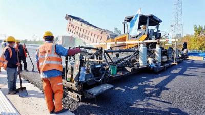 京港澳高速公路改扩建工程二标孝昌段路面摊铺工作即将完成