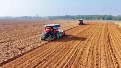 孝感孝昌：农机农技双向发力 13万亩小麦播种忙 