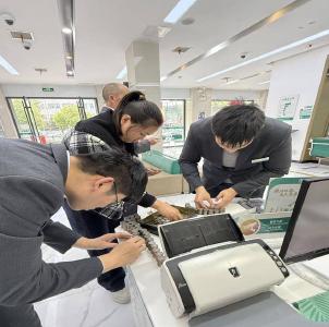 孝昌农行：硬币“山”前显担当 暖心服务见真章