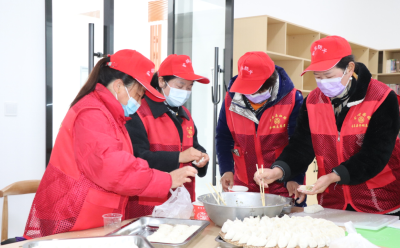 孝昌小河：暖心饺子传温情 志愿大爱暖寒冬