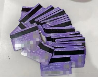 男子狂买40张购物卡，不停催促“快点结账”！超市员工越想越不对劲…… 
