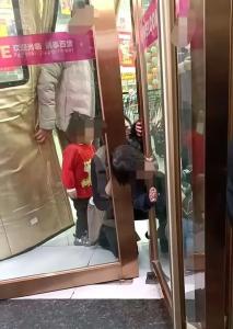 江西一3岁女孩将头卡进10公分宽门缝出不来，商超负责人：拆了一扇门，人已安全救出