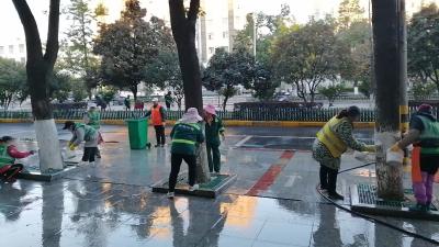   孝昌园林冬日“刷白”护绿忙