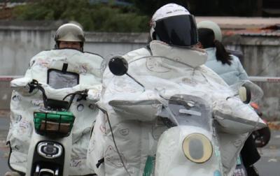 建议你，别再用电动车“挡风被”了！