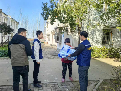 孝昌卫店：暖冬守护双保险 为孤寡老人送暖又筑安