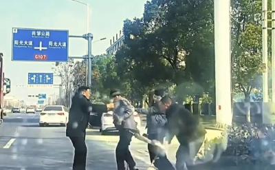 惊险救援！大爷全身衣物着火，3名孝昌路人徒手扑灭 