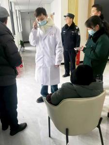 老人不慎摔伤 紧急救助暖人心