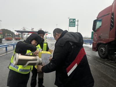 风雪守路人 温情暖归途——小河溪收费站以雪为令护畅通
