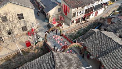 孝感孝昌：街灯盏盏迎元旦  腰鼓声声庆新春