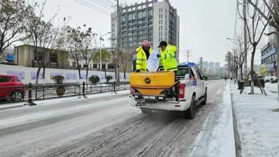 闻雪而动！孝昌城管全力扫雪除冰护民安