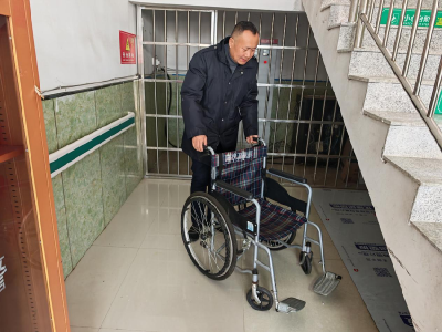孝昌：借轮椅当司机  暖心护送显担当