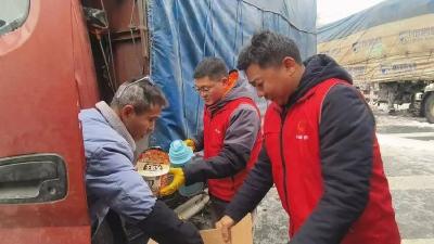 太暖心！高速滞留司机天寒地冻收到热饮泡面