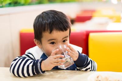 从饮水量到水温 这有份给孩子科学喝水的全指南→ 