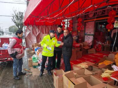 马警官们在岗位上迎接马年