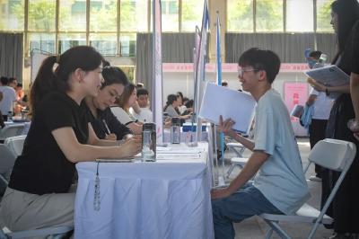 200家企业、8300个岗位，AI现场“帮”你找工作