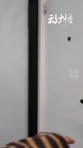 当你收到一件神秘的快递包裹，里面有张“100%中奖”传单，千万不要扫码！转发周知：“兑奖先付款”、“做任务返现”就是网络“钓鱼”。