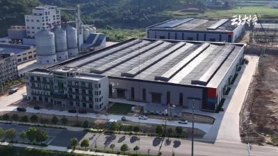 【学习贯彻党的二十届四中全会精神·悟有好品】湖北新哲装饰建材：一块玻璃的“硬核进化”之路