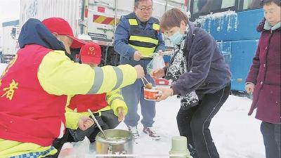 滞留孝感的旅客吃到了热豆皮