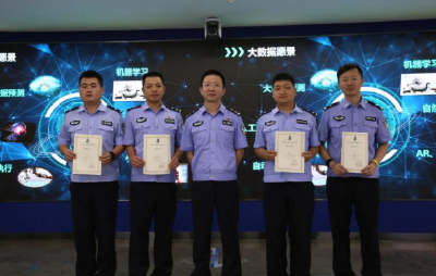 他编织的数据天网仍在守护这个城市，战友深情追忆一等功臣万松的往事