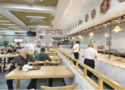 “中央厨房+社区配送”一餐热饭烹出中国式养老“襄阳方案”