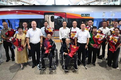 全车厢乘客向他们热烈鼓掌！两位百岁抗战老兵载誉返回武汉