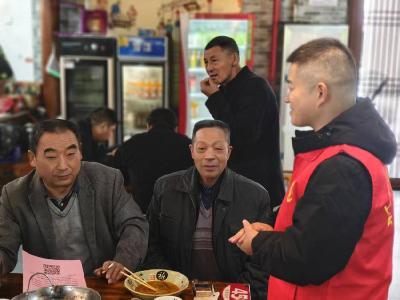 烟火气里送政策，云梦社保小分队走进“云梦过早”
