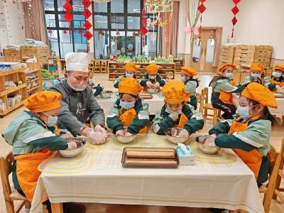 孝感云梦：非遗云梦鱼面香飘幼教园 年轻伉俪携童传技艺