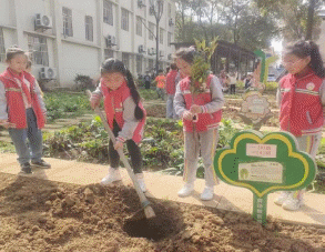 【文明嘉鱼】嘉鱼县第一小学方庄校区开展“行动起来 为校园增添一点绿”植树节劳动实践活动