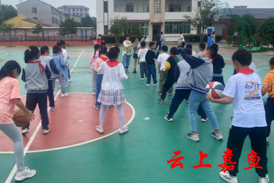 新街镇：青年志愿者携手小学生篮球场上传递友谊与快乐