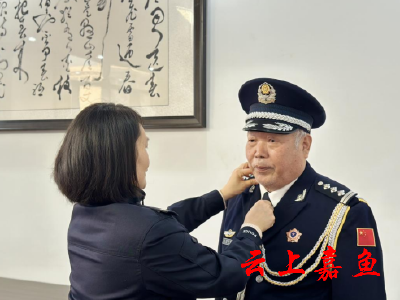 记录最美光影 致敬忠诚岁月 嘉鱼公安为退休民警拍摄最美警礼服照