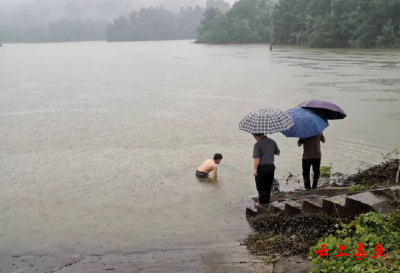 无畏风雨 闻“汛”前行 官桥镇水利站蔡光朝防汛值守的一天