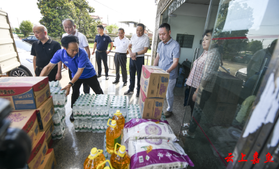 爱心捐赠同心防汛 爱心企业捐赠物资助力嘉鱼防汛一线